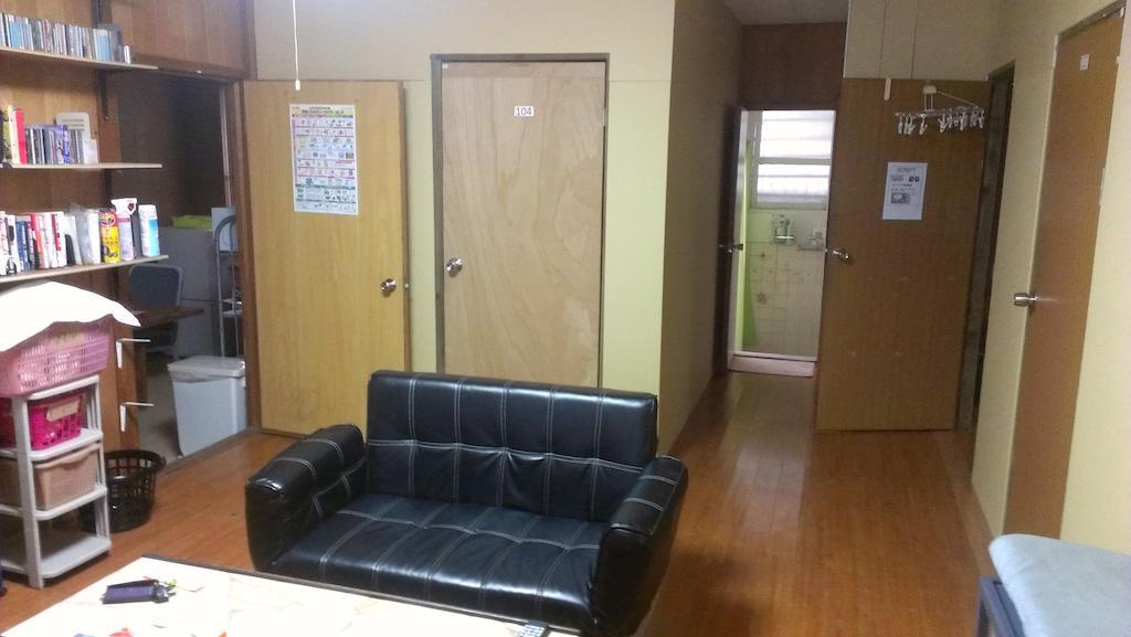 Koza Share House Hotel Okinawa Bagian luar foto