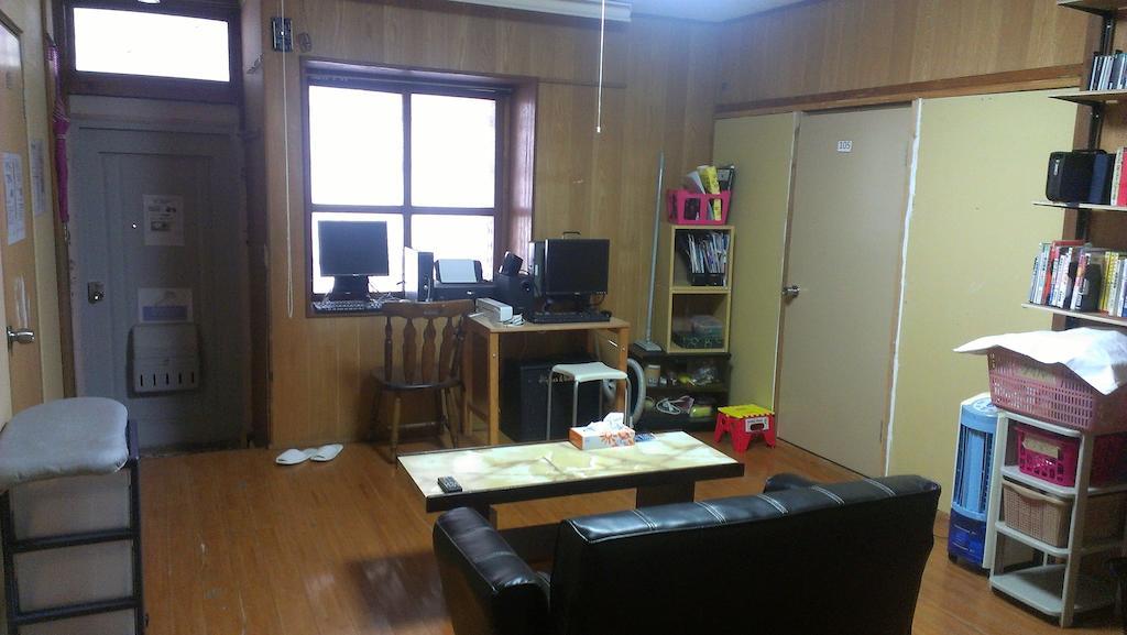 Koza Share House Hotel Okinawa Bagian luar foto